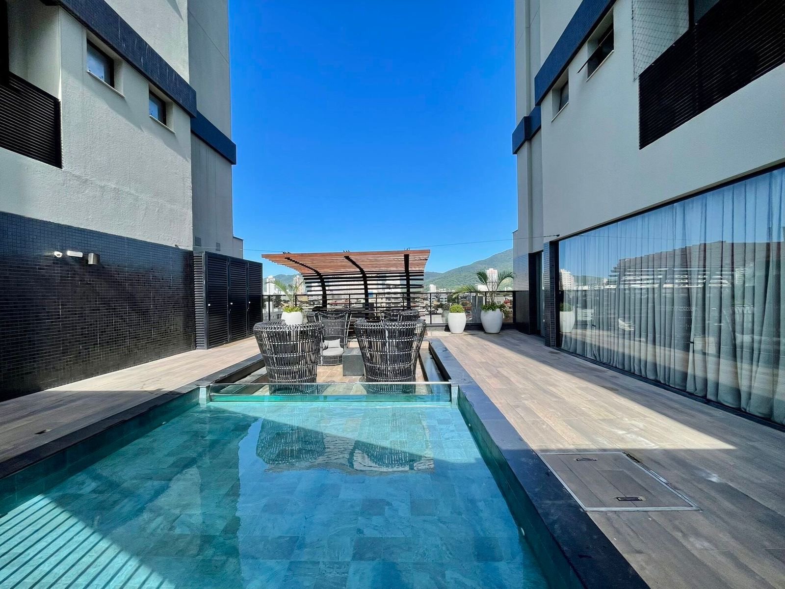 2 suítes mobiliado em excelente localização de balneário perequê.