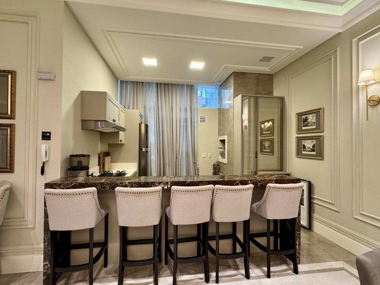 Cobertura triplex - 305m² - mobiliada e decorada na quadra do mar!
