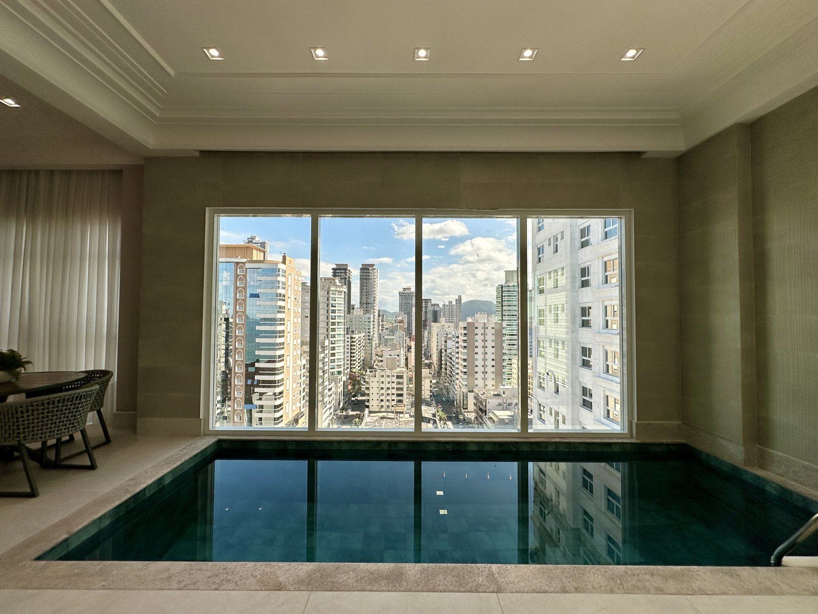 Cobertura triplex - 305m² - mobiliada e decorada na quadra do mar!