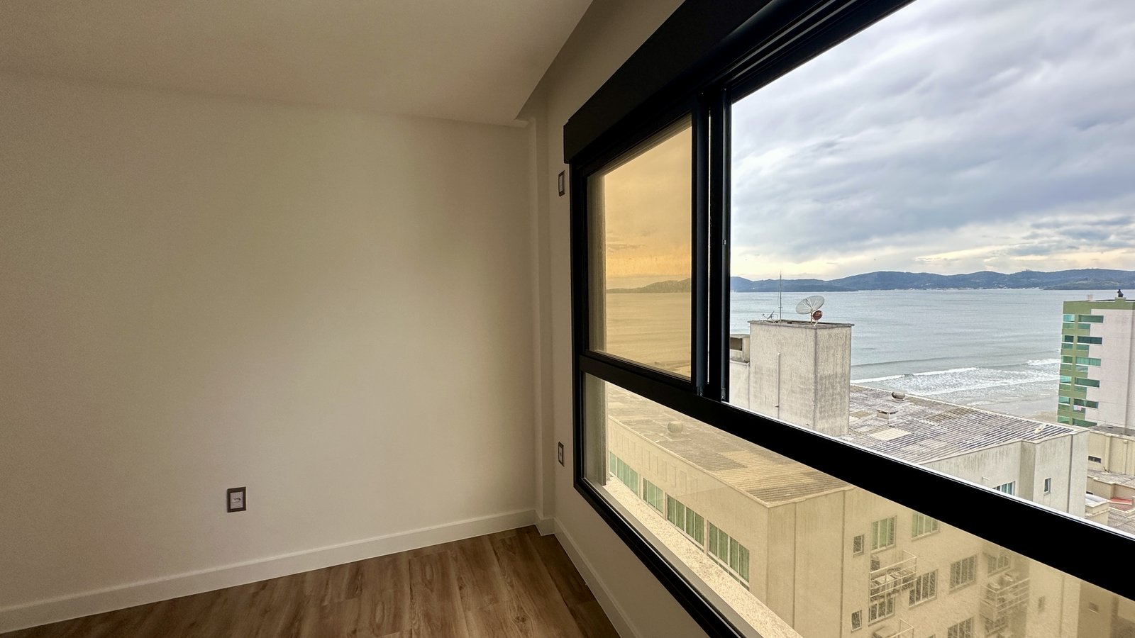 Apartamento, EZÉ, Meia Praia