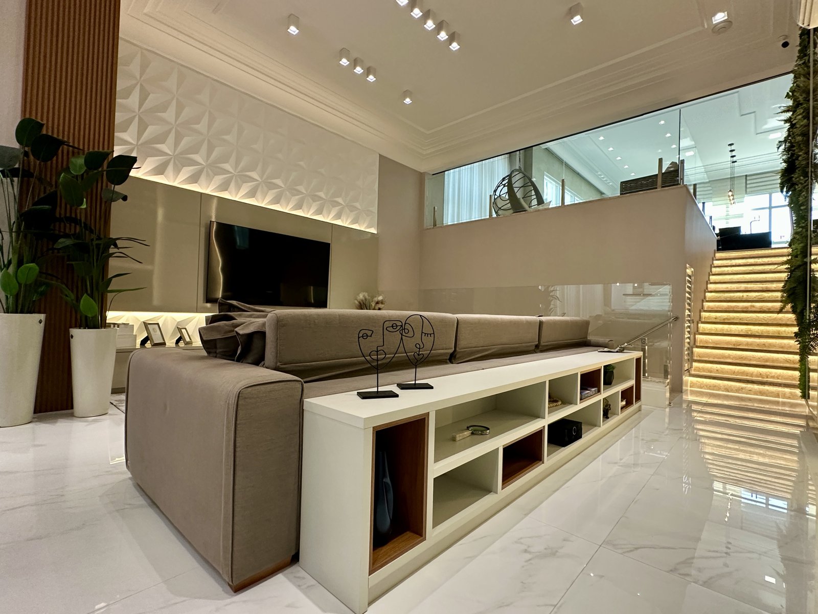 Cobertura triplex - 305m² - mobiliada e decorada na quadra do mar!