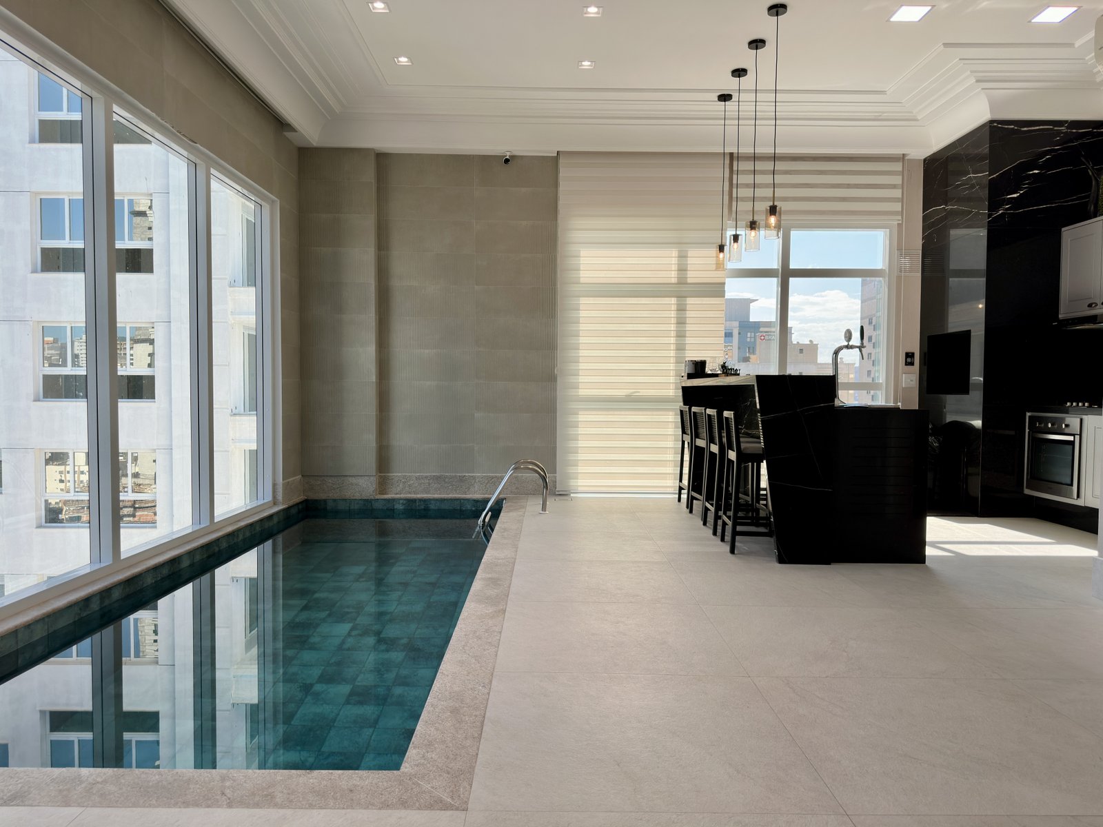 Cobertura triplex - 305m² - mobiliada e decorada na quadra do mar!