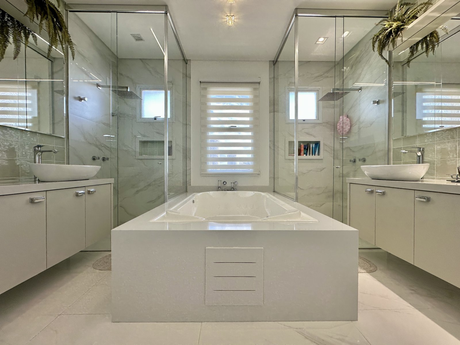 Cobertura triplex - 305m² - mobiliada e decorada na quadra do mar!