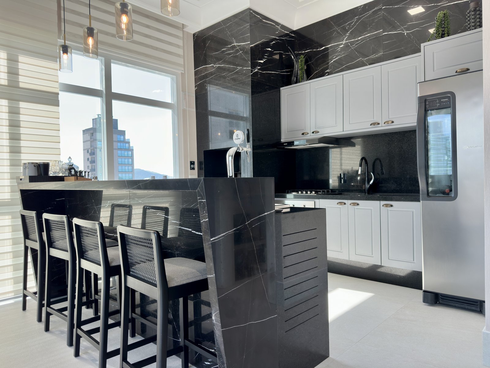 Cobertura triplex - 305m² - mobiliada e decorada na quadra do mar!